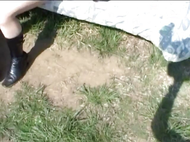 不知羞恥的熟年夫妻在鄉間做愛