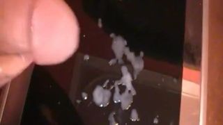 Squirting-Sperma auf schwarzem Glas