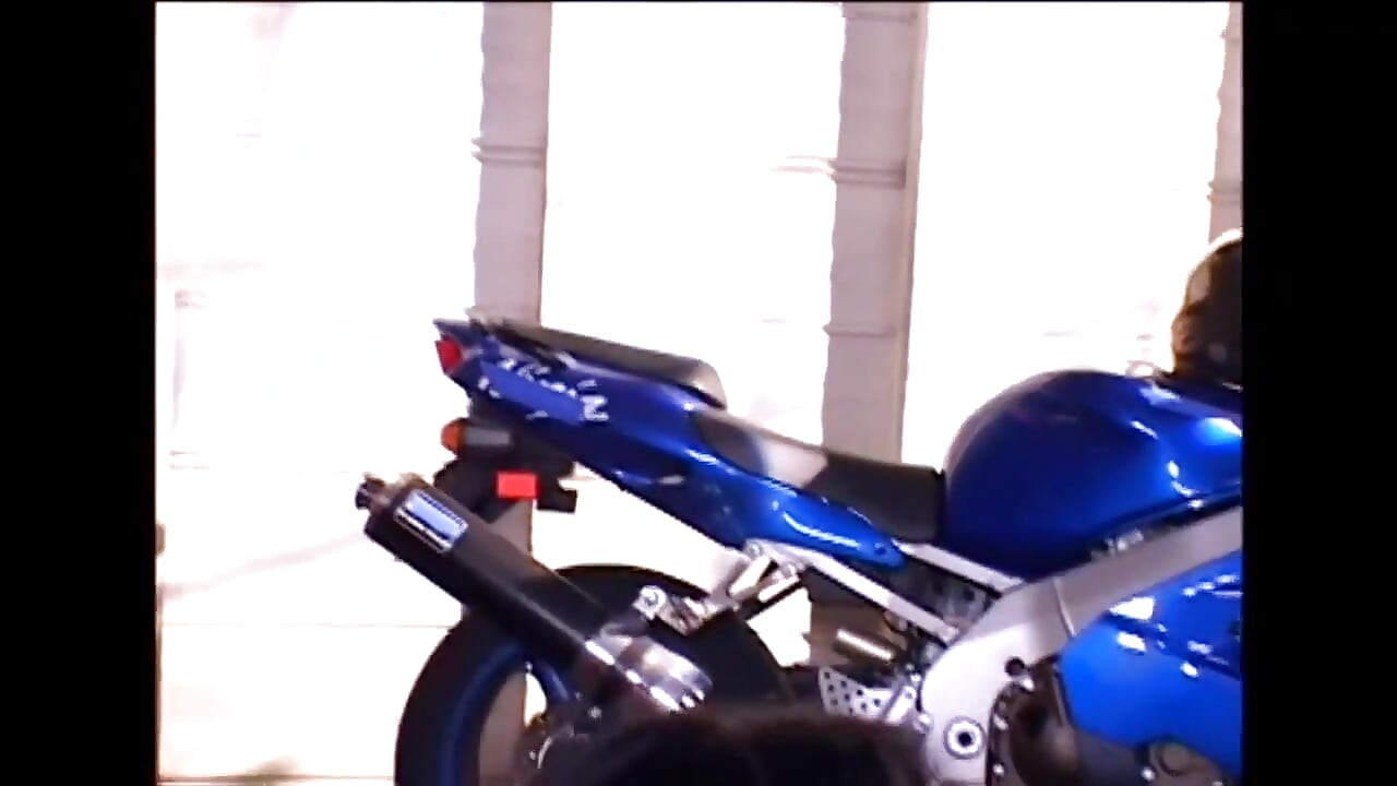 Dvostruka penetracija za prljavu divlju brinetu