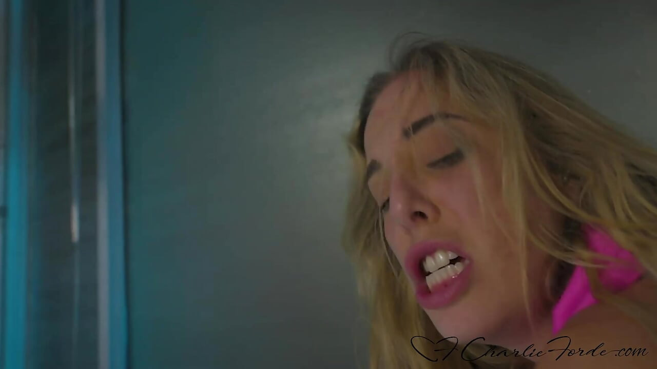 Dominantna Millie Morgan svršava jako na charlie fordes lepo lice
