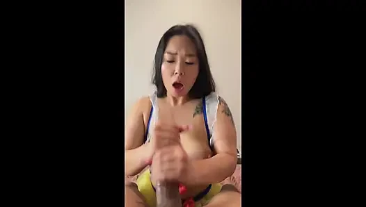 Dewi Asia yang cantik memberikan blowjob dan disetubuhi dalam cosplay