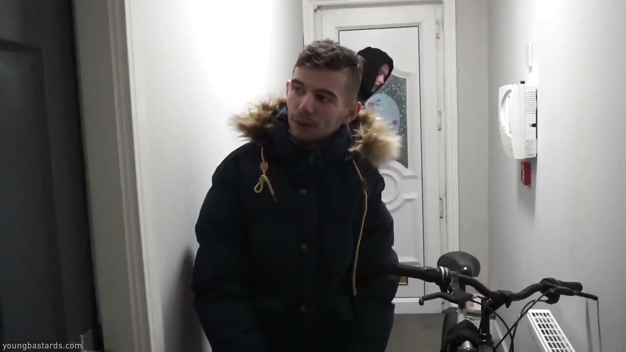 Jego sperma jest taka gruba i smaczna