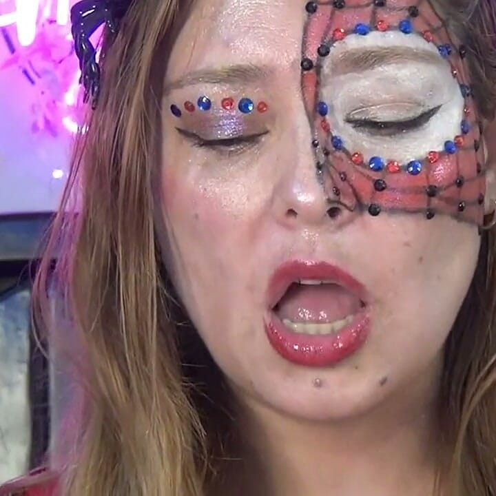 거미소녀의 극한 삼킴 도전! 거대한 먹을 수 있는 거미들