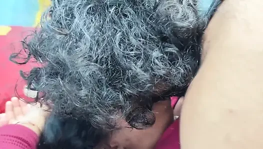 Romansa lip lock panas dengan gadis seksi dengan gaun modern