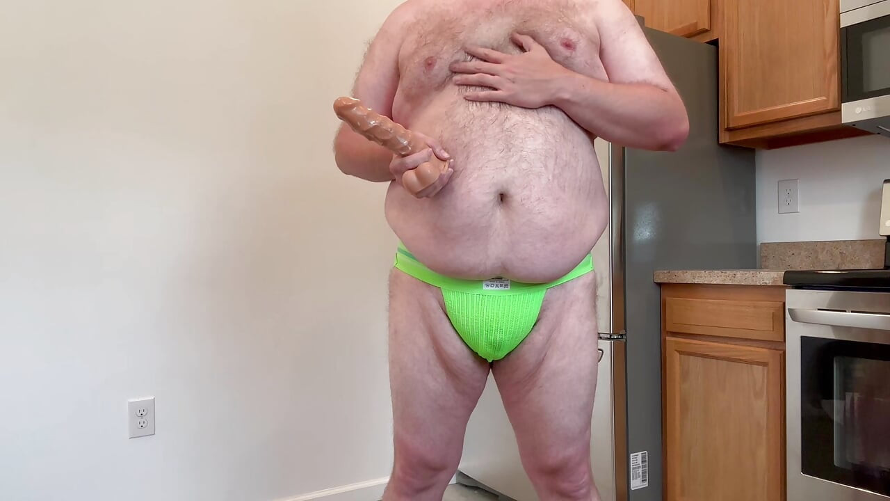 Veliki Trbušni Medvjed Jebe Sebe i Šprica Kroz Jockstrap!