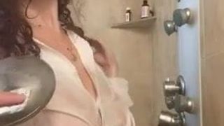 Mädchen mit dicken Titten in der Dusche