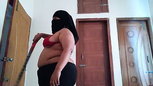 Pembantu hotel semok 19 tahun melupas bra & putingnya sambil menyapu kamar