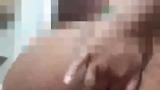 Wanita kulit hitam gemuk yang sangat panas bermain dengan tubuhnya