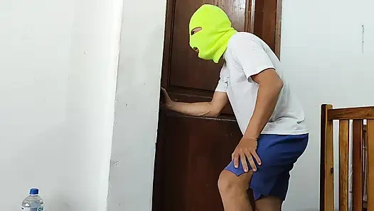 ALDATMALAR!! Üvey anne kocası uzaktayken üvey oğluna onu sikmesi için kendini suçlu hissettiriyor