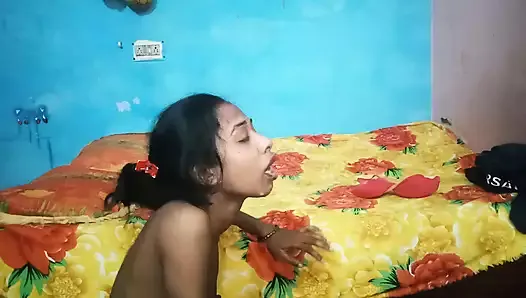 Une adolescente maison baise son meilleur ami de son mari dans le sexe au village