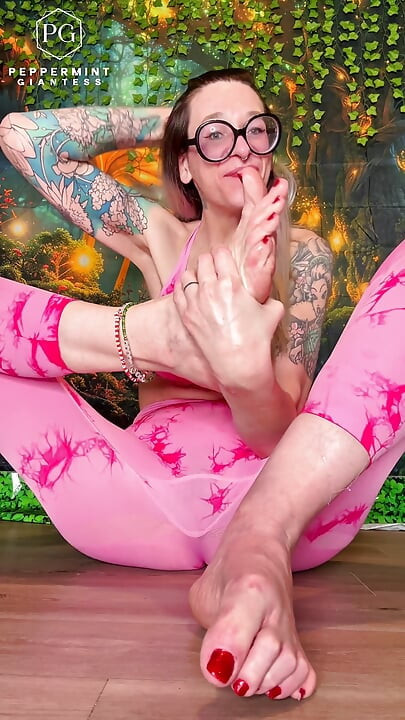 6'7 Riesin Selbstanbetung Größe 16 Big Feet - tiefes zehenknebeln, spuckende Sohlen & pOV Cleanup