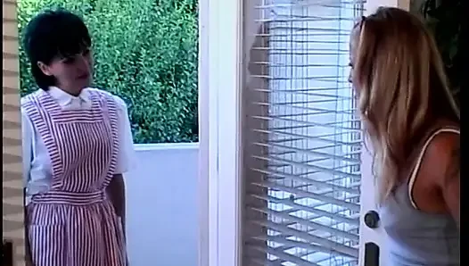 Sarışın lezbiyen ve esmer kız arkadaşı yatakta oynuyor