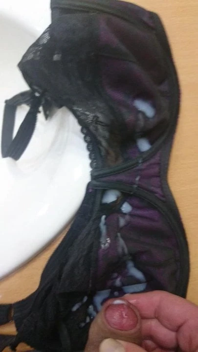 Je gicle dans un soutien-gorge qu elle portera demain