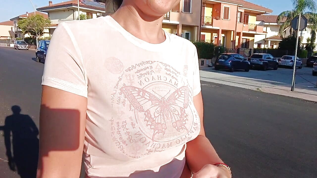 pokazuje sise u javnosti bez grudnjaka