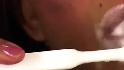 Azgın orta yaşlı seksi kadın damlayan rosebud patlamasıyla derinden yumruklanıyor