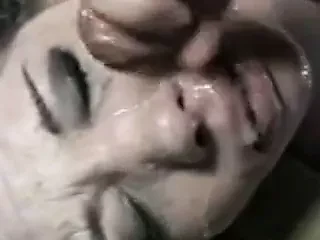 Menina engasga com porra e fica muito brava.
