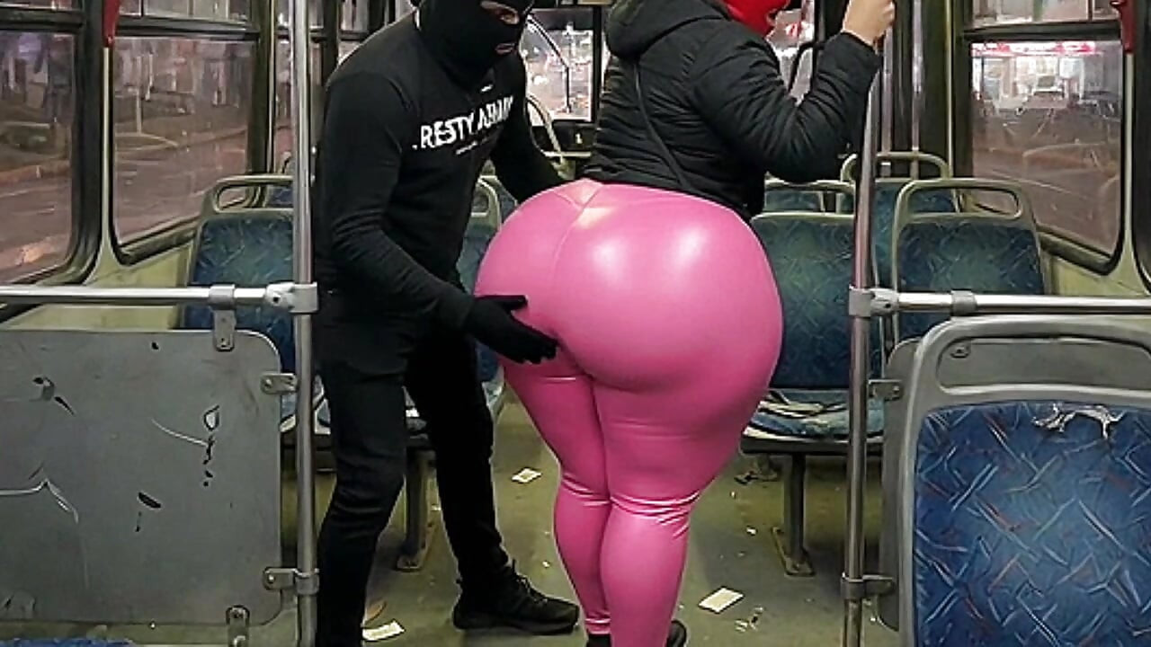 Meisje met dikke kont in zwarte broek wordt in de bus geperst en eindigt in een zwarte string