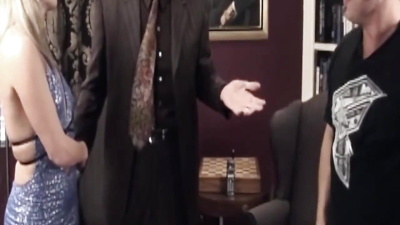 Dojrzała blondynka MILF jedzie wielki kutas ciężko na twarz