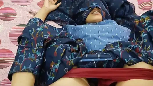 Das indische Desi-dorf Bhabhi wurde mit bother-in-low in klarem Hindi-Stimme gefickt