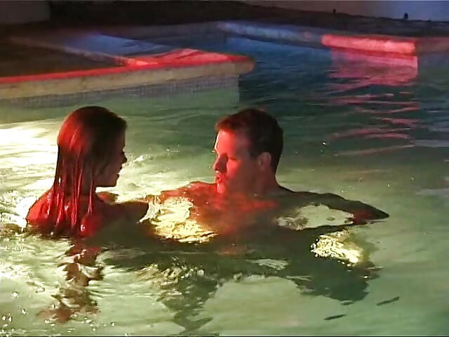 Un couple sexy baise tard dans la nuit