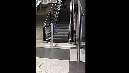 Tam seyahat trafiğinde Münih Havaalanı'nda bir sissi sürtük olarak