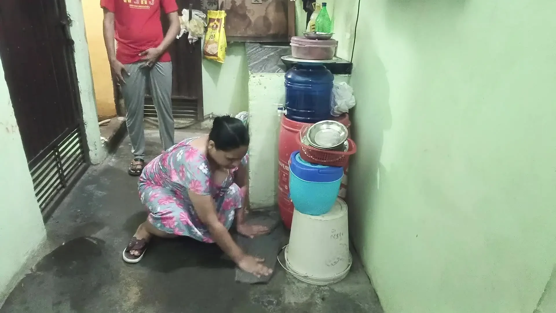 Meri Hot Nokarni Pocha Laga Rahi Thi, Maine Piche Se Pakad Kar Muh Mein Thok Diya