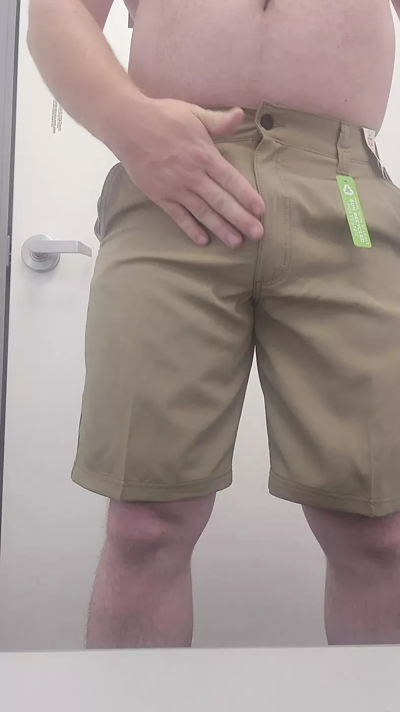 Experimentando mais roupas na loja.