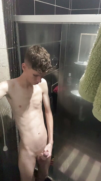 A Twink showing his body and naked at shower