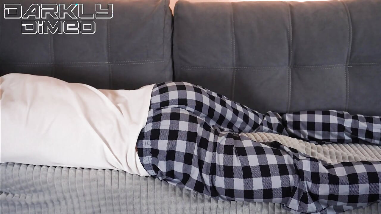 パパのお尻が揺れて跳ねながら、彼はペニスを枕にこすりつけ、パンツの中で絶頂します