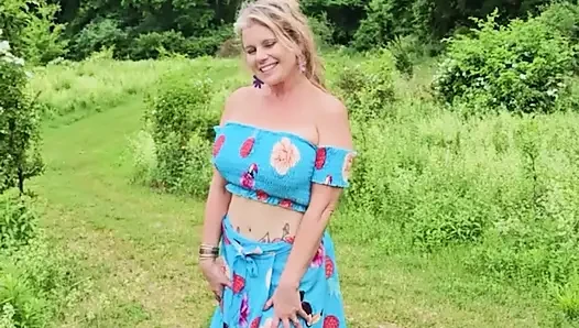 OnlyFans voyeur schauen auf Mami beim sommer-Grillfleisch mit ihren dicken titten im sonnenschein genießen