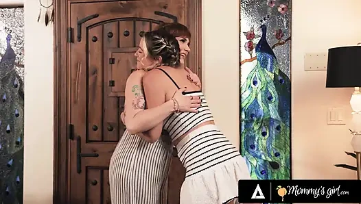 Kesayangan ibu - si cantik river lynn pulang dan mergokin ibu tiri siri dahl & alison rey lagi bugil di rumah