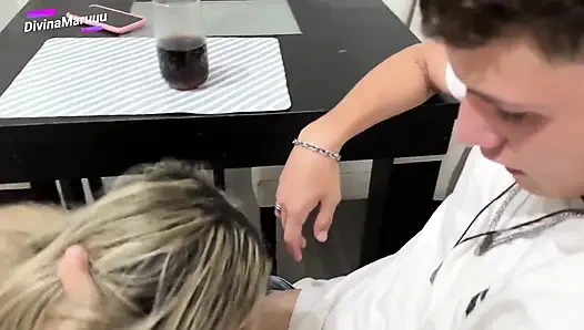MILF Üvey Anne Üvey Oğlu Ve En Iyi Arkadaşıyla Sevişiyor