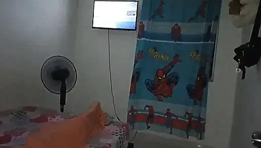 Semua orang keluar rumah dan aku pergi ke kamar saudara tiriku dan aku terkejut rekamannya dia menyukainya dan kami akhirnya fu