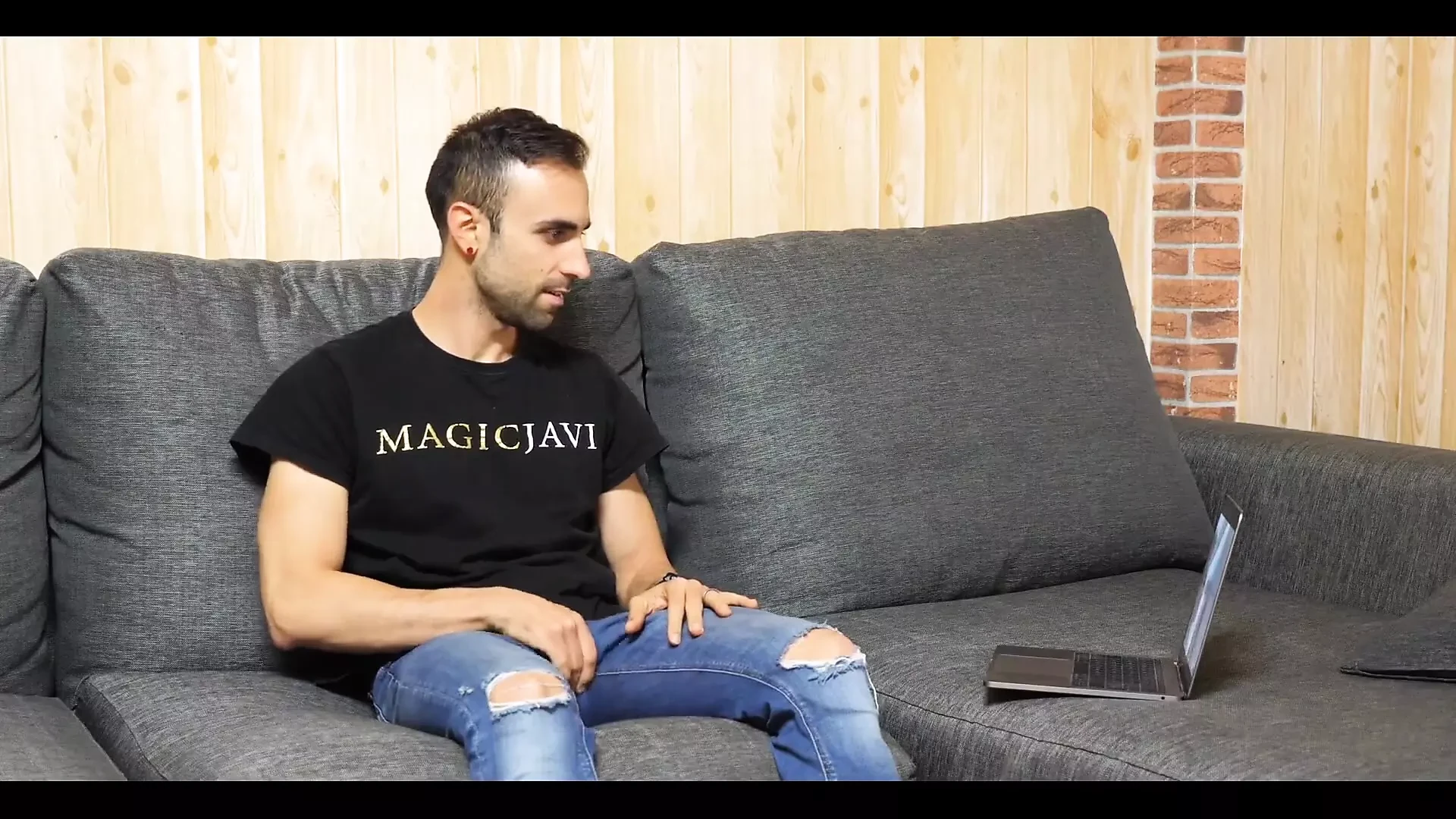 Arkadaşım Magicjavi ile kanepede oturuyordum
