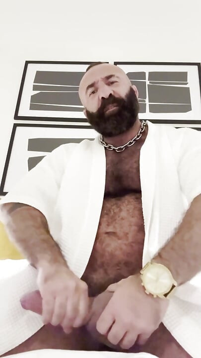 Un urs musculos verbal își masturbează pula mare cu inel de pulă și coaie grele