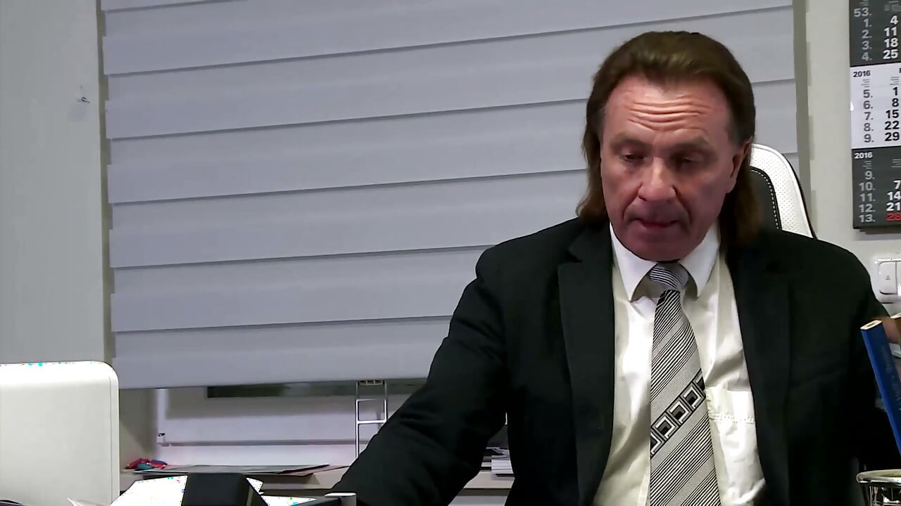 Mi jefe ama mi coño ... Follando en la oficina
