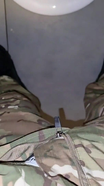 Niemiecki żołnierz robi się napalony i szarpie się w publicznej toalecie - PhantomGentX | Klip 1