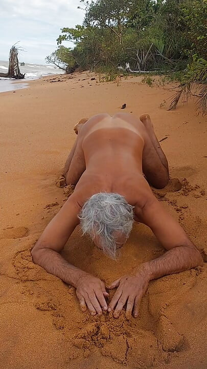 Gola ladysilva na plaži pokazuje svoju preplanulu vruću guzu sa butt plugom u njoj