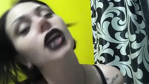 Siyah dudaklı Fransız yakın çekim öpüşüyor ve biniyor
