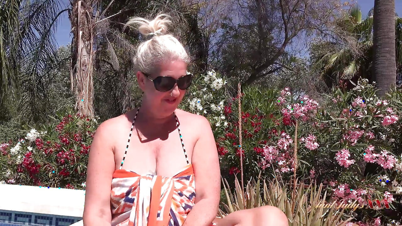 Meeting Hot Mature MILF Maggie Moon at the Hotel Pool