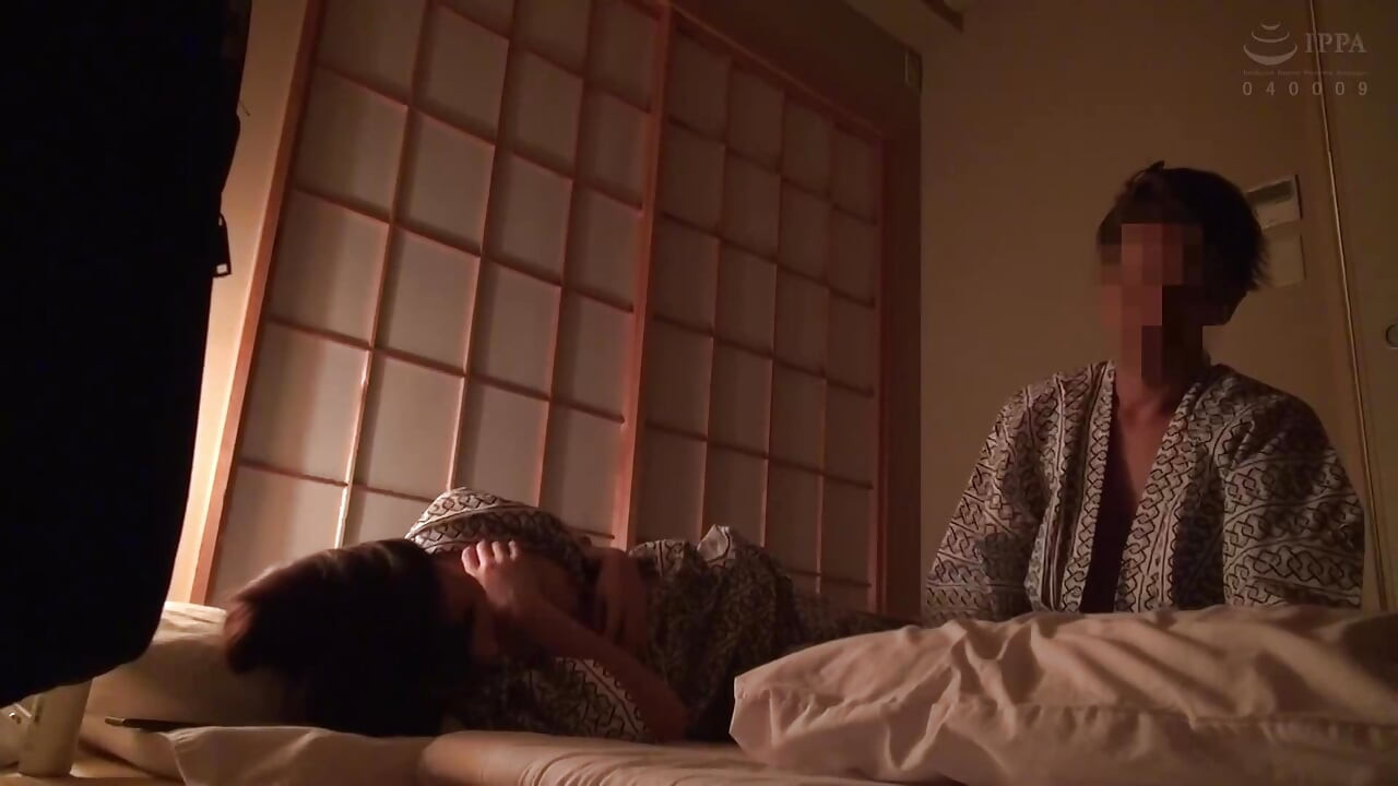 A mix-up with the room order, ends up sharing the same room with my busy colleague. - Night Crawling! 2-2