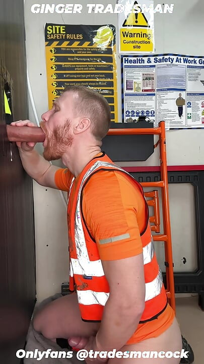 Gloryhole Creampie קבוצתי תלוי, סוחר ג'ינג'ר לוקח 3 XXL וטוען זין.