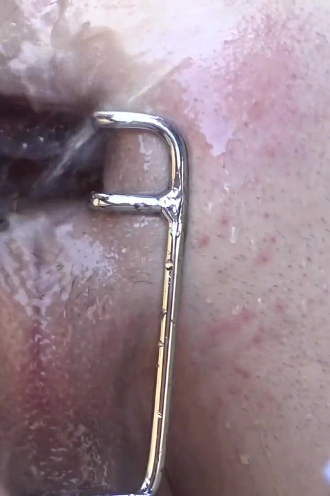 男の子が彼を生ハメした後、無防備な若者に小便する方法!