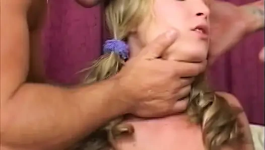 Sarışın beyaz devle sikişiyor