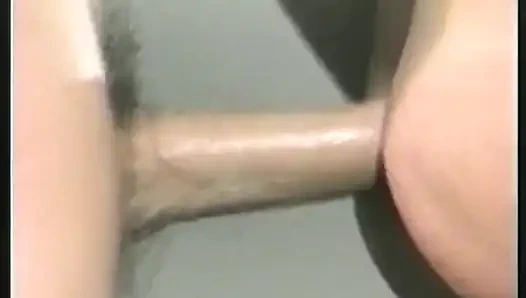 Büyük memeli orta yaşlı seksi kadın bilardo masasında sikiliyor