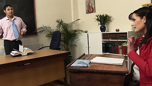 Üniversite üniformalı büyük memeli esmer sınıfta sikişiyor