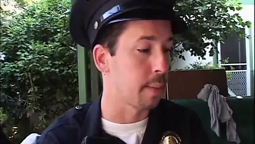 Полицейский Трахает Брюнетку На Улице, Пока Она Не Сквиртует