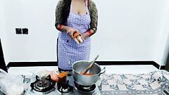 Pakistanische Dorffrau gefickt in der Küche, während sie mit klarem Hindi-Audio kocht