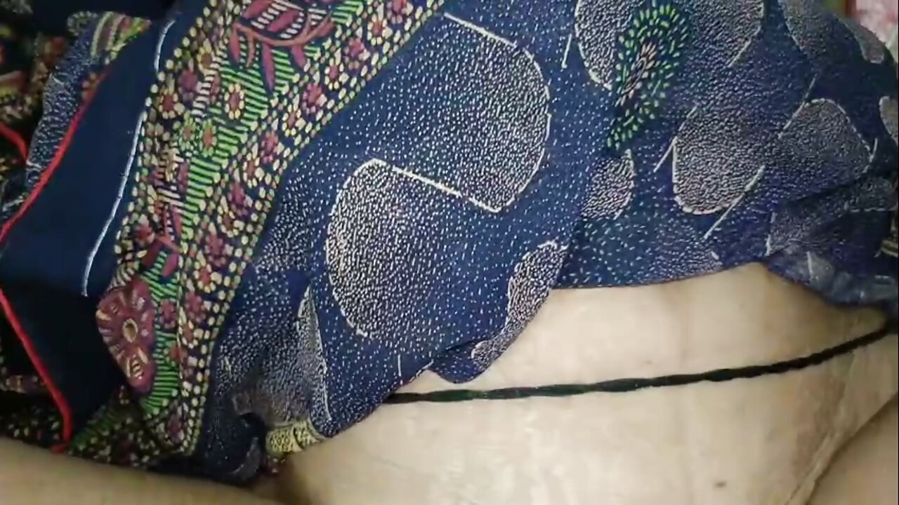 印度鄉村少婦在朋友臥室享受裸體性愛