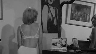 Rubia gordita desnudándose y posando (vintage de los años 60)